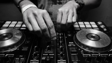 Kendi Evinde DJ Olmak Yeni Başlayanlar İçin DJ’lik Rehberi